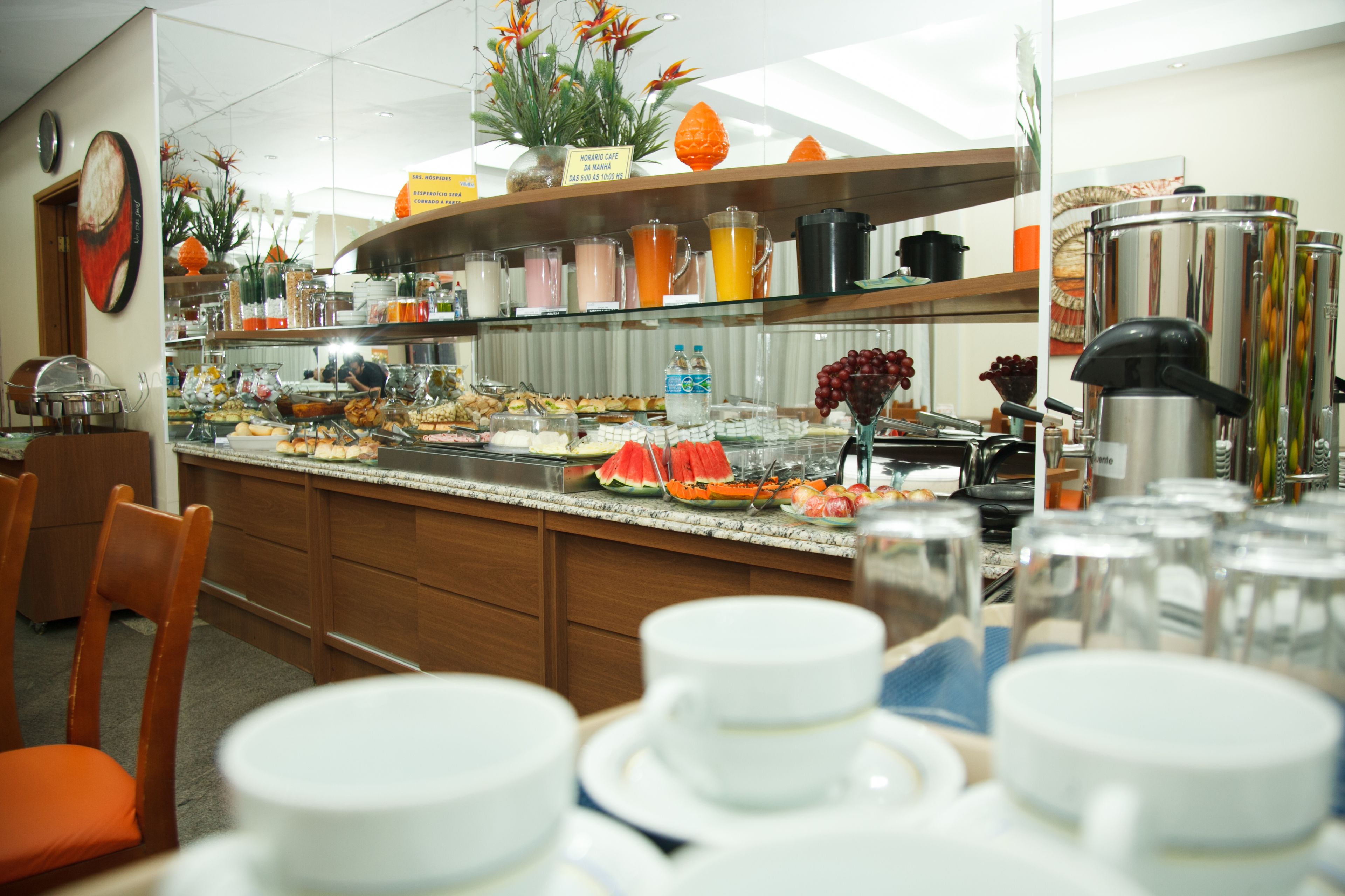 Café da manhã completo grátis todos os dias