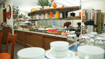 Café da manhã completo grátis todos os dias