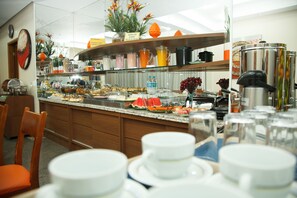 Desayuno completo gratuito y diario