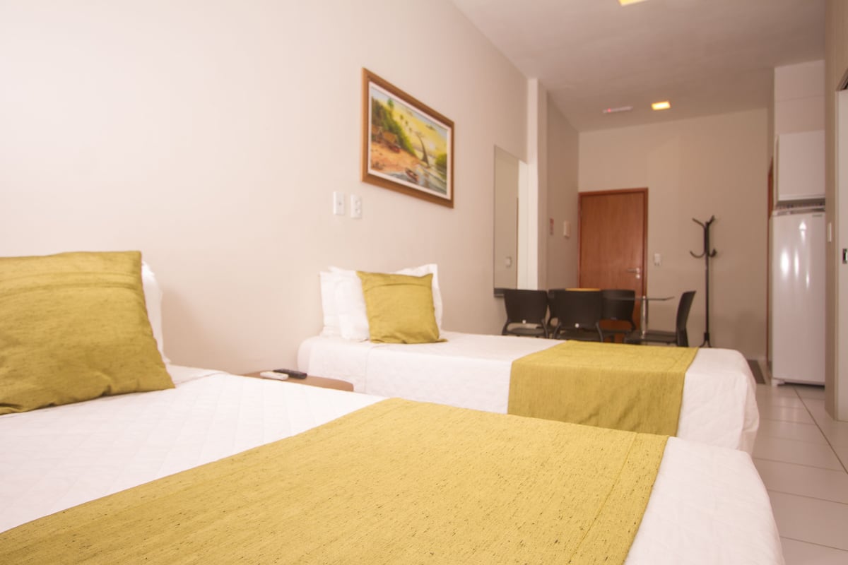 Apartamento Família Prime | In-room safe, desk, laptop workspace, blackout drapes