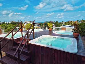 Una televisión de pantalla plana, un futbolín, una mesa de tenis de mesa