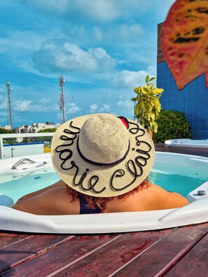 Banyera d'hidromassatge a l'aire lliure