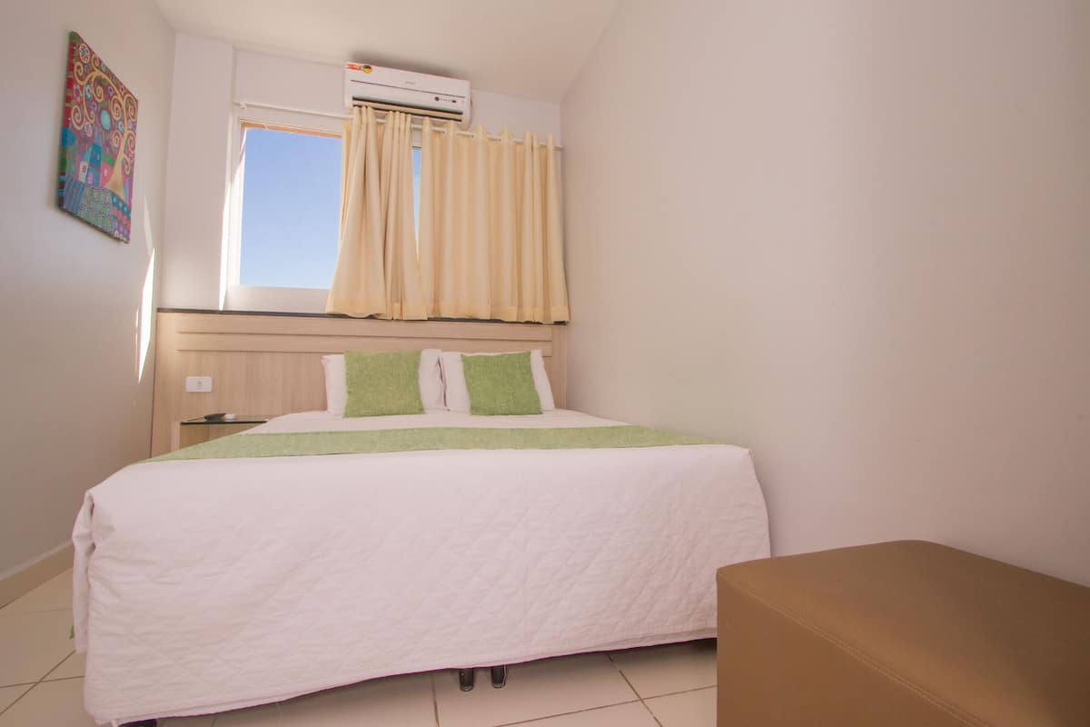 Apartamento Standard Duplo | 客房内保险箱、办公桌、笔记本电脑工作区、遮光窗帘