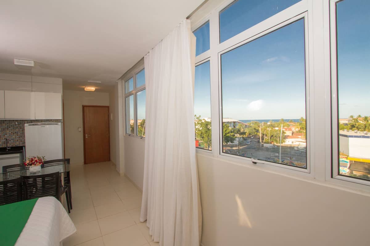 Apartamento Panorâmico Prime | In-room safe, desk, laptop workspace, blackout drapes