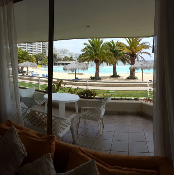 Fjölskylduíbúð - 4 svefnherbergi - útsýni yfir sundlaug | Verönd/útipallur