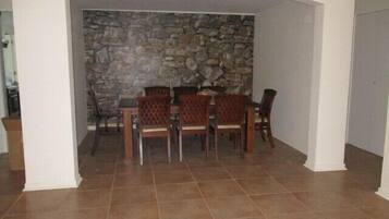 Appartement Familial, 4 chambres, terrasse | Salle de séjour | Télévision à écran plat