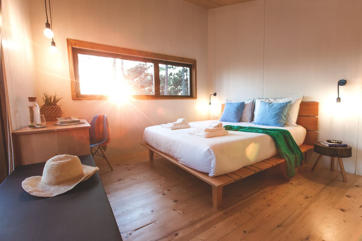 Blackout drapes, WiFi (free), bed sheets