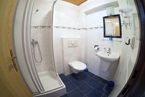 淋浴设施、免费洗浴用品、吹风机、毛巾