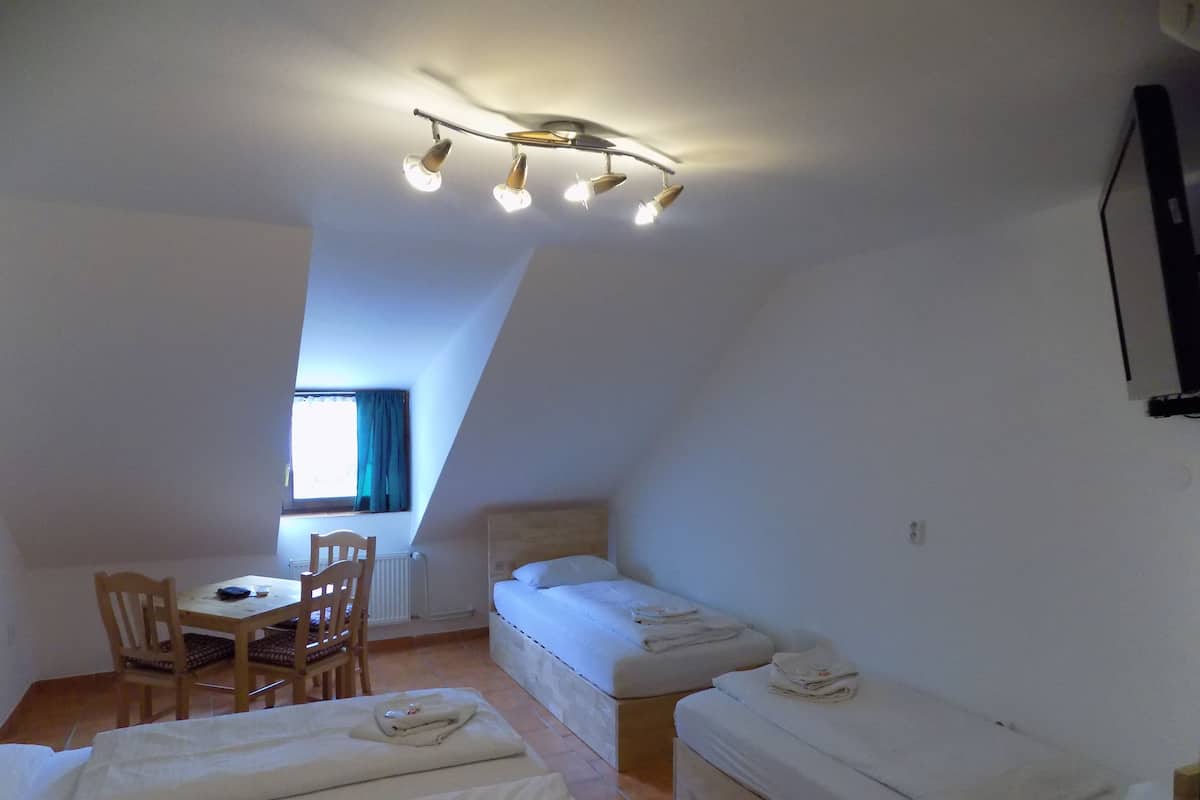 Habitación cuádruple | Wifi gratis y ropa de cama