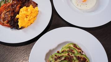 Trois assiettes de nourriture sur une table.