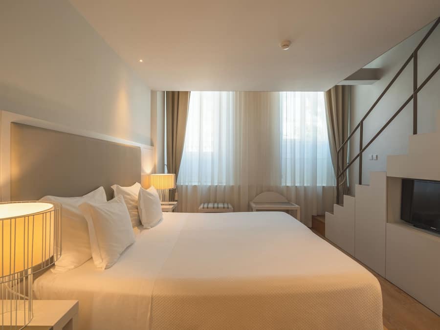 Familie suite, 2 slaapkamers | Een minibar, een kluis op de kamer, individueel gedecoreerd