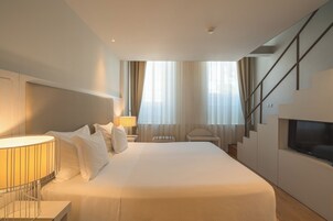 Minibar, caja de seguridad en la habitación y decoración personalizada 