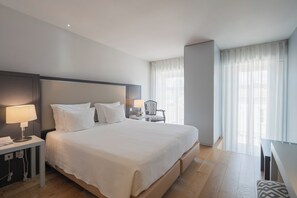 Minibar, in-room safe, individually decorated, individually furnished - Burgus Tribute & Design Hotel (Braga)
