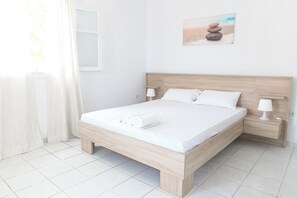 Frette Italian sheets, hypo-allergenic bedding, blackout drapes - Nerina Studios (Lefkada)