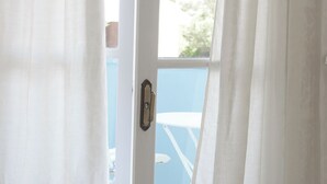 A room with a white door and a view of a blue outdoor area. - Nerina Studios (Lefkada)