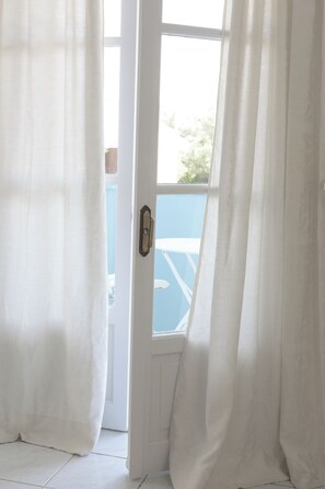 Frette Italian sheets, hypo-allergenic bedding, blackout curtains - Nerina Studios (Lefkada)