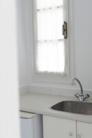 Refrigerador, placa de cocina, utensilios de cocina