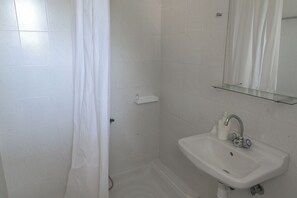 Deluxe dubbelrum | Badrum | Dusch, gratis toalettartiklar, hårtork och handdukar