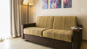 Apartamento, 2 habitaciones (6 PAX) | Zona de estar | Una televisión