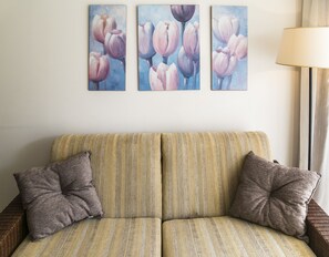 Appartement, 2 chambres (6 PAX) | Aire de séjour | Téléviseur