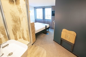 Standard Room, 1 Katil Kelamin (Double) | Peti besi dalam bilik, kalis bunyi, Wi-fi percuma, cadar katil