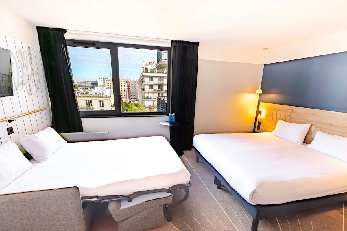 Standard Suite, 1 Katil Kelamin (Double) dengan Katil Sofa | Peti besi dalam bilik, kalis bunyi, Wi-fi percuma, cadar katil