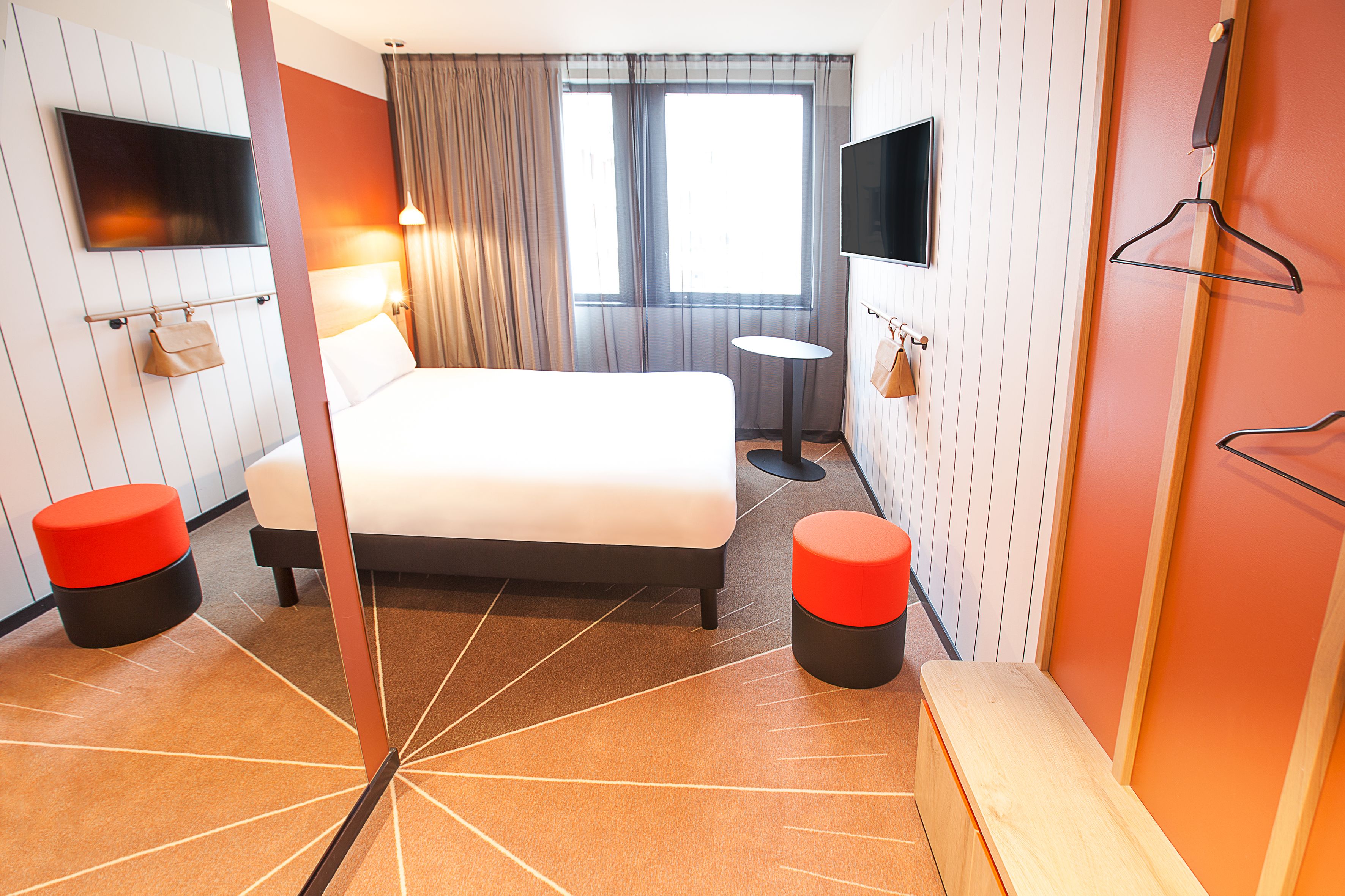 standard room, 1 double bed | in-room safe, soundproofing, free wifi, bed sheets