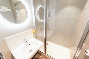 Standaard suite, 1 tweepersoonsbed met slaapbank | Badkamer | milieuvriendelijk toiletgerief, een haardroger, handdoeken