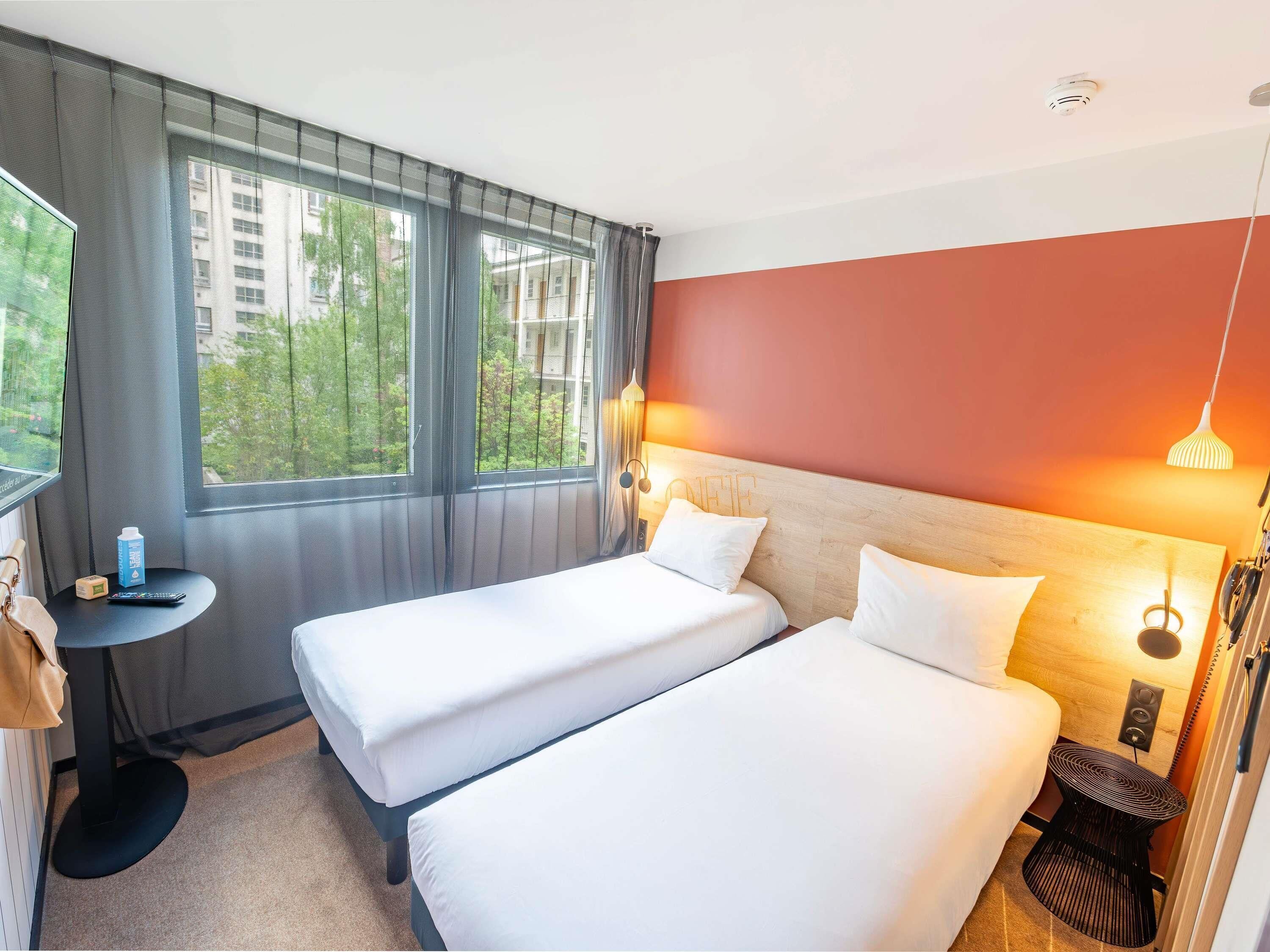 Quarto duplo standard, 2 camas de solteiro | Cofres nos quartos, quartos à prova de som, Wi-Fi de cortesia