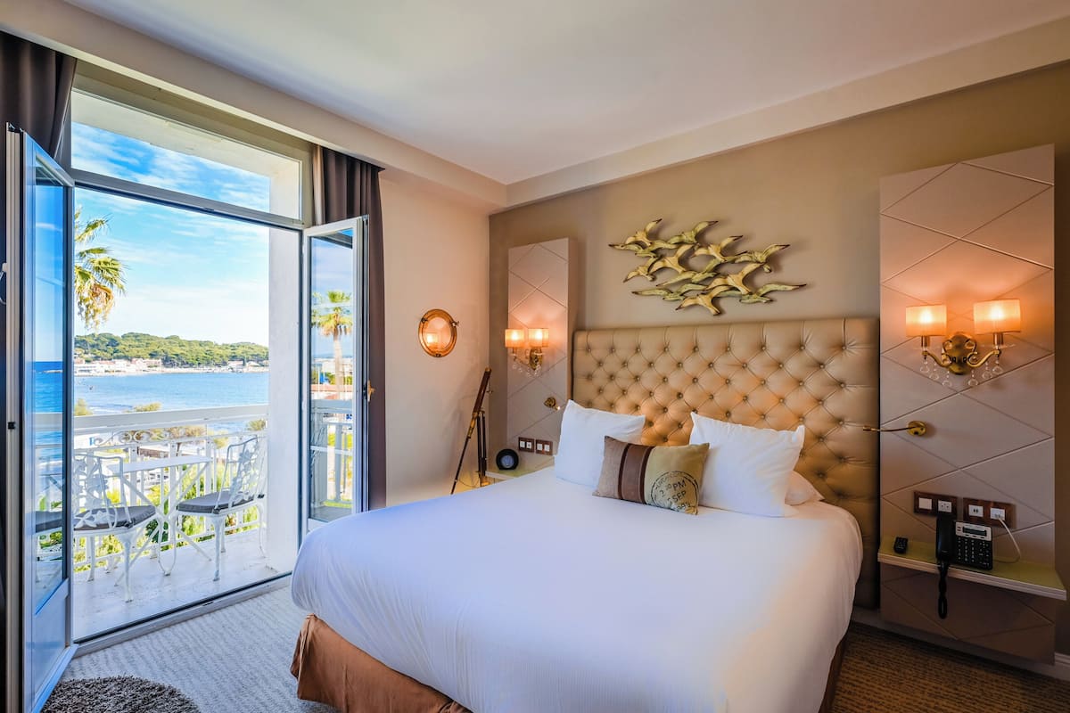 Deluxe Room, Partial Sea View | Minibar, in-room safe, blackout drapes, soundproofing