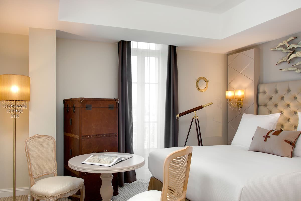 Rom – deluxe, 1 queensize-seng (Classic) | Minibar (inkludert), safe på rommet, blendingsgardiner og lydisolert