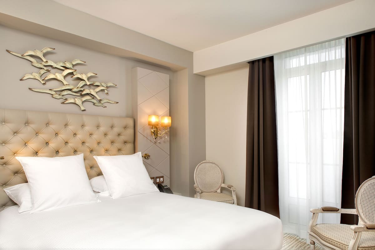 Minibar, caja de seguridad en la habitación y cortinas blackout