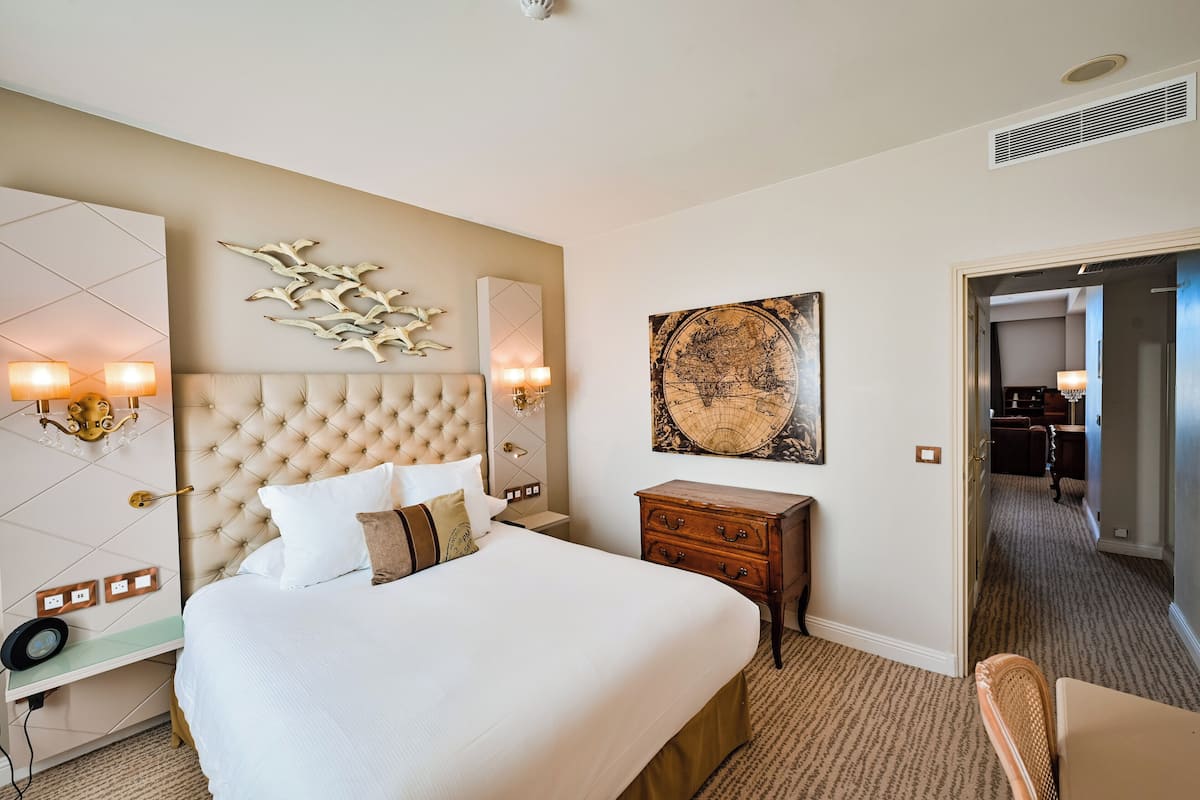 Sviitti, useita sänkyjä | Minibaari, tallelokero huoneessa, pimennysverhot, äänieristys