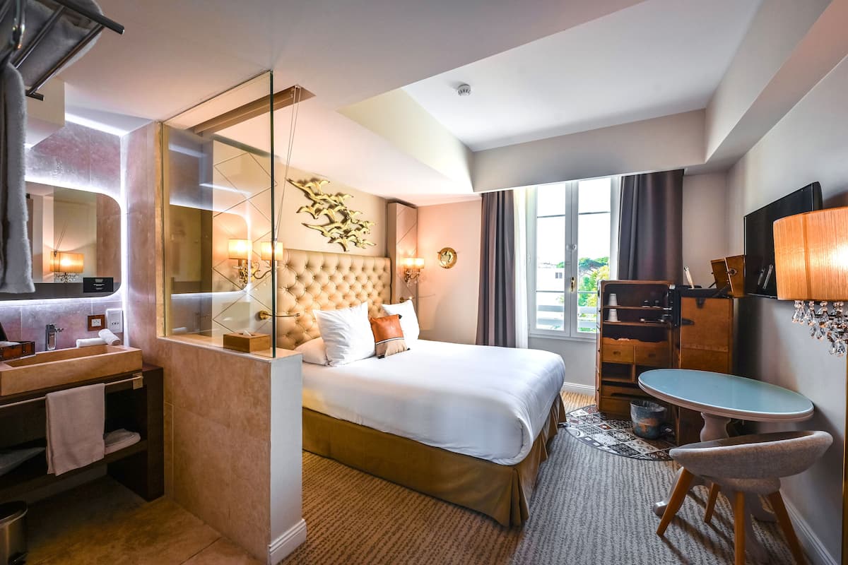 Rom – classic, 1 queensize-seng | Minibar (inkludert), safe på rommet, blendingsgardiner og lydisolert