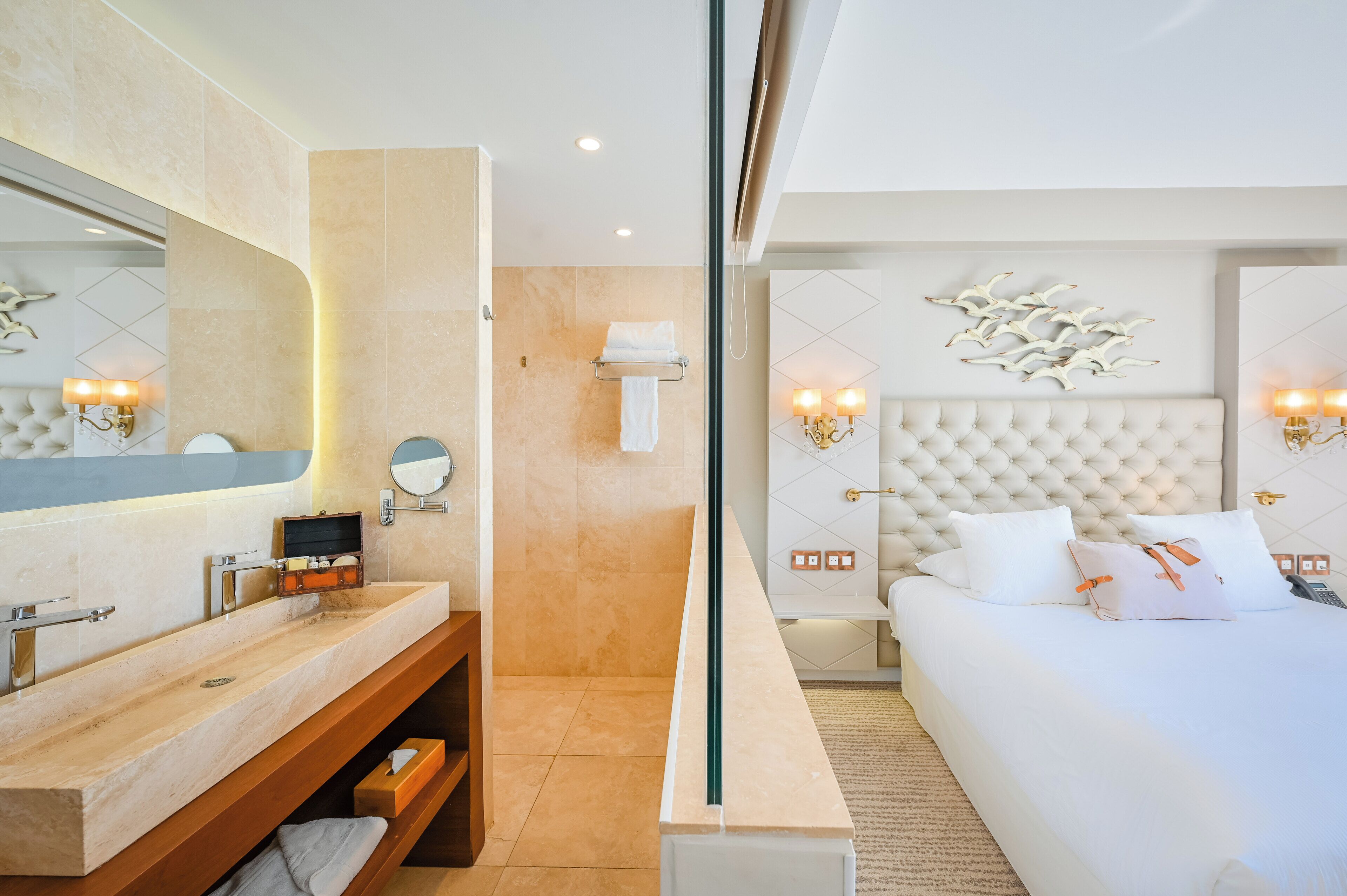 Minibar, caja de seguridad en la habitación y cortinas blackout 