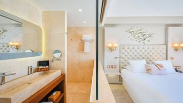 Minibar, caja de seguridad en la habitación y cortinas blackout