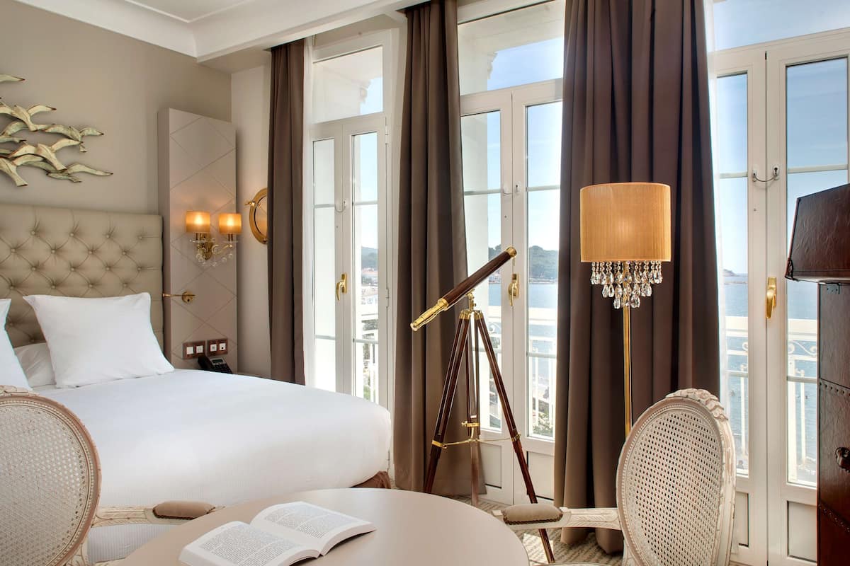 Suite, 1 kingsize-seng (Riviera) | Minibar (inkludert), safe på rommet, blendingsgardiner og lydisolert