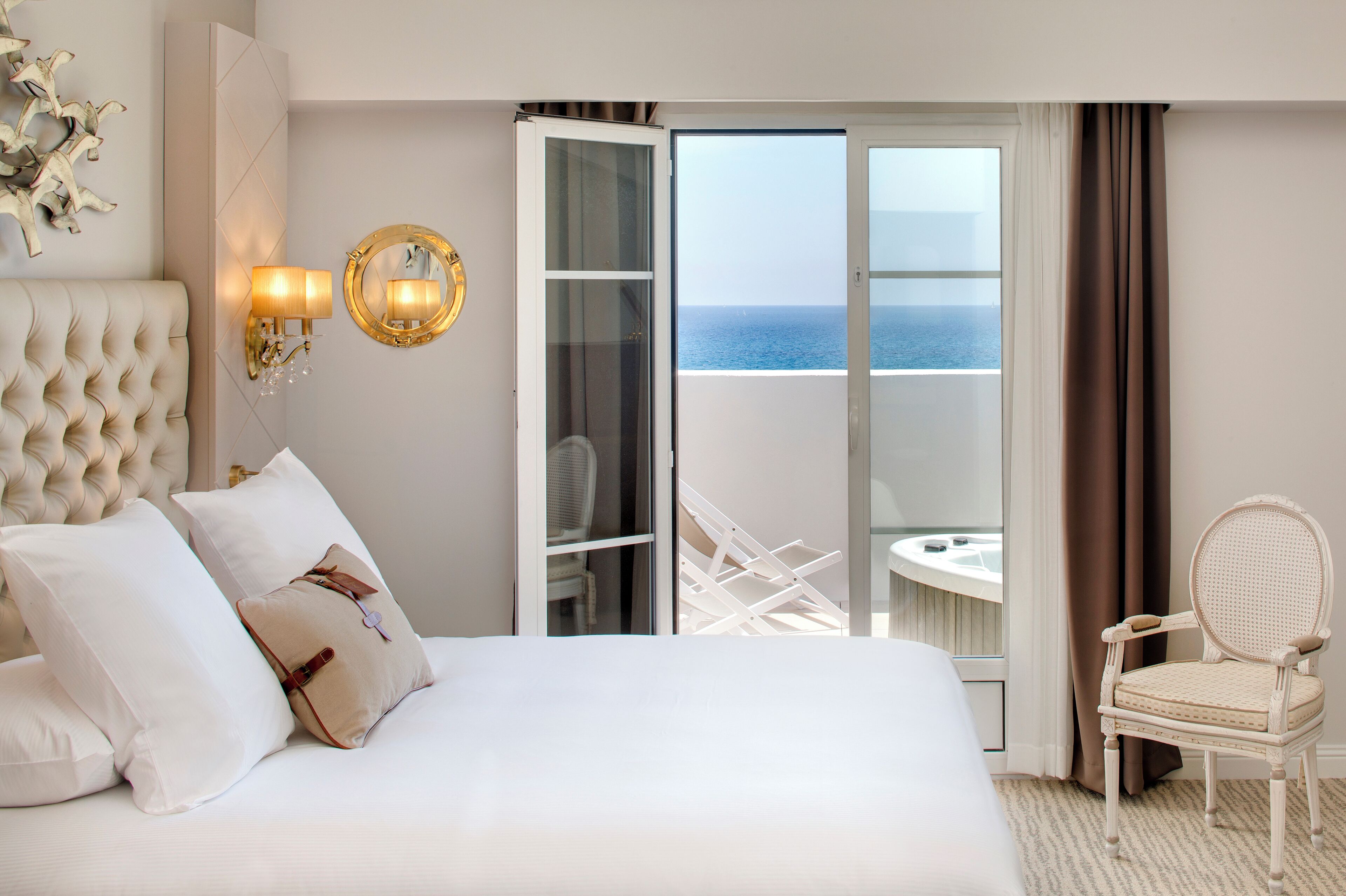 Suite Tropezienne | Minibar, coffres-forts dans les chambres, rideaux occultants