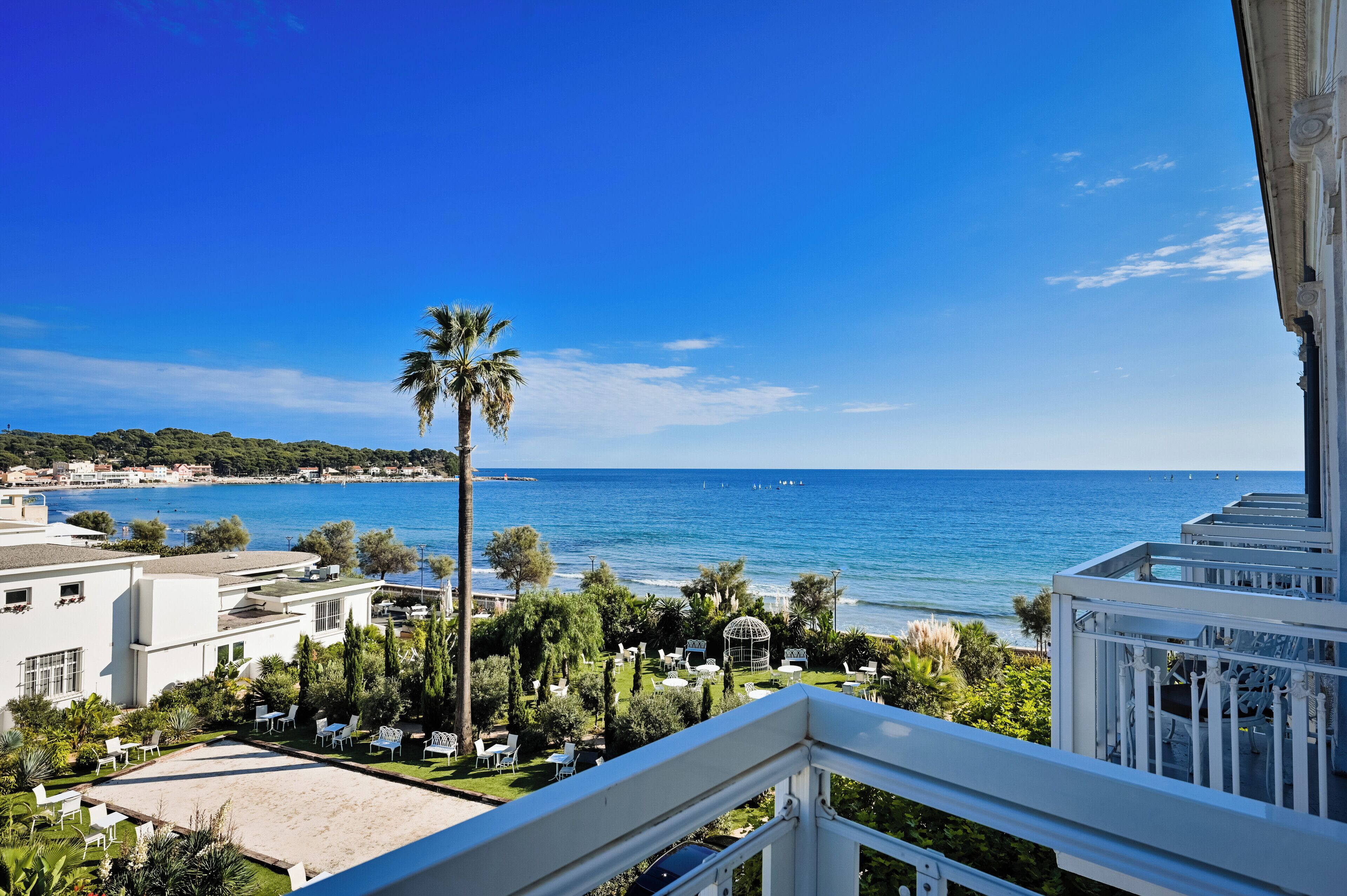 Suite Riviera, partielle vue mer | Minibar, coffres-forts dans les chambres, rideaux occultants