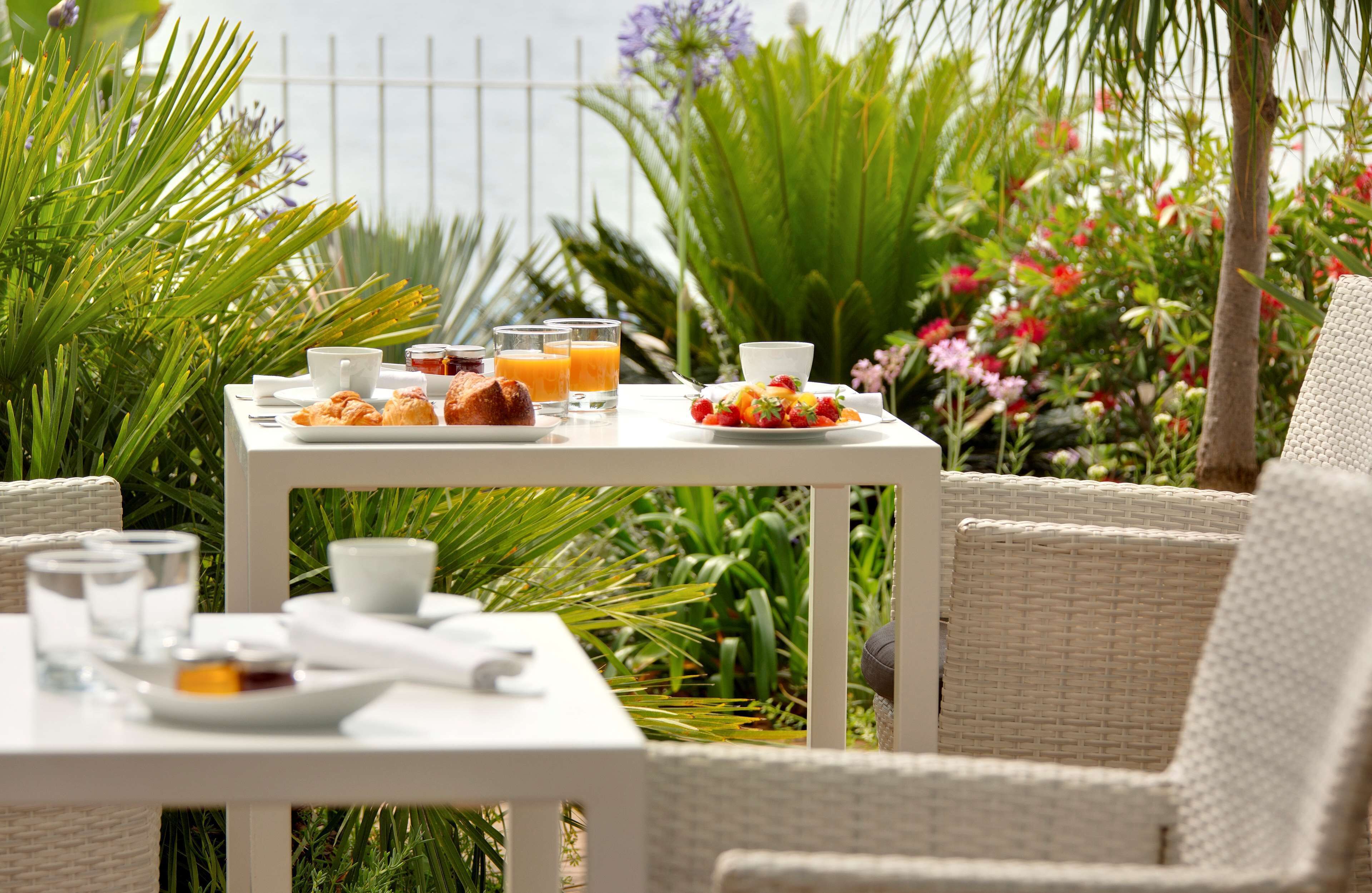 Petit déjeuner buffet (28 EUR par personne)