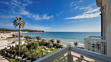 Camera Deluxe, 1 letto king, vista mare parziale | Minibar, cassaforte in camera, tende oscuranti, insonorizzazione