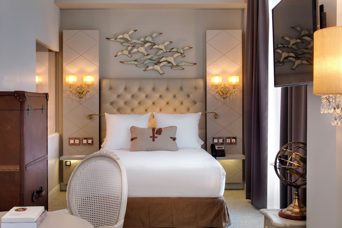 Classic Junior Suite | Minibar, in-room safe, blackout drapes, soundproofing