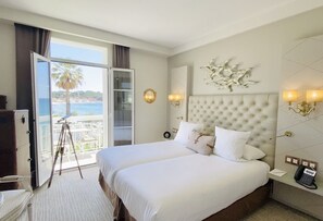 Rom – deluxe, 1 kingsize-seng, delvis sjøutsikt | Minibar, safe på rommet, blendingsgardiner og lydisolert