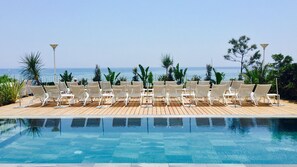 Una piscina al aire libre de temporada