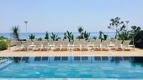 Grand Hotel Des Sablettes Plage, Curio Collection By Hilton