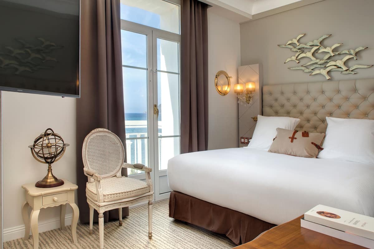 Sea View Junior Suite | Minibar, in-room safe, blackout drapes, soundproofing