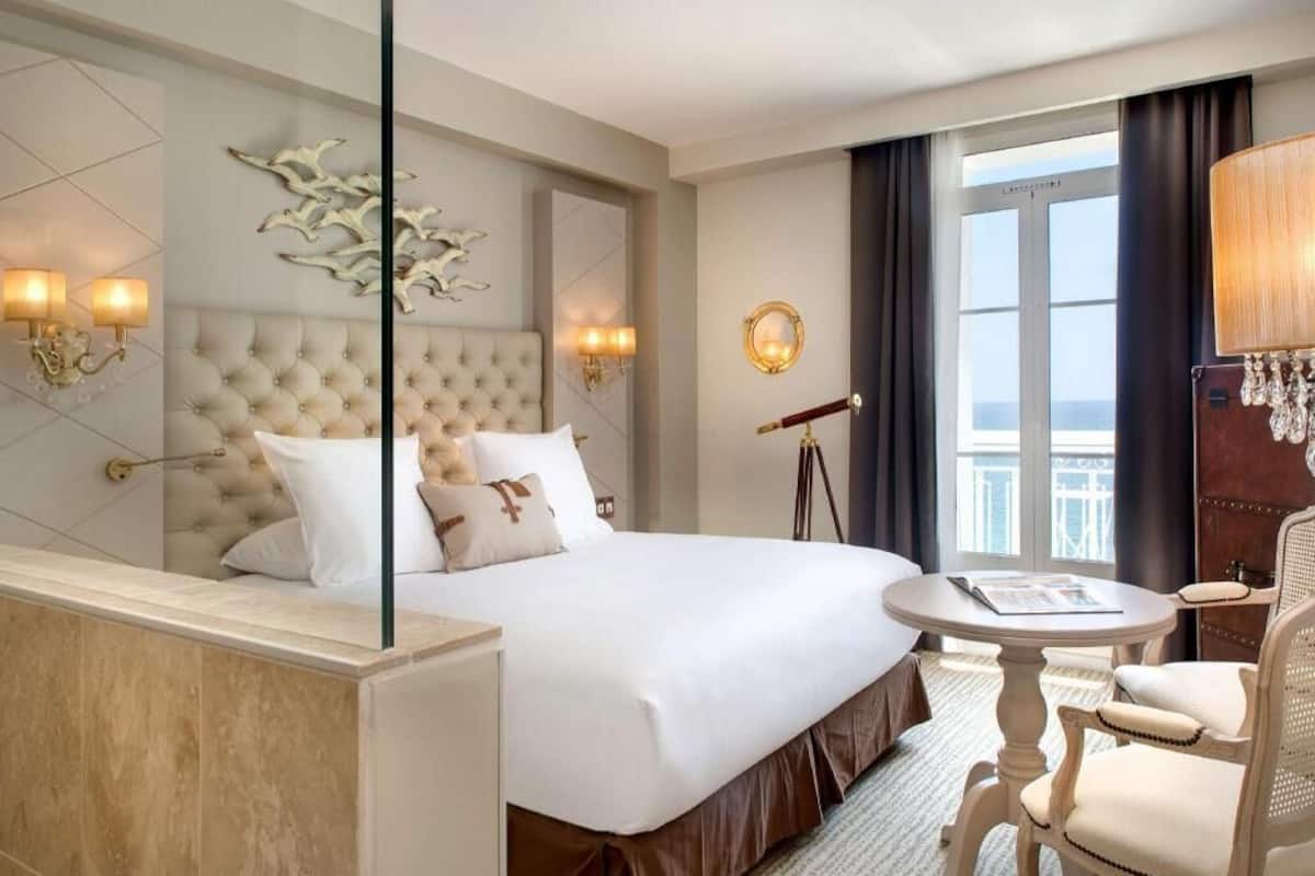 Gratis produkter i minibar och värdeförvaringsskåp på rummet