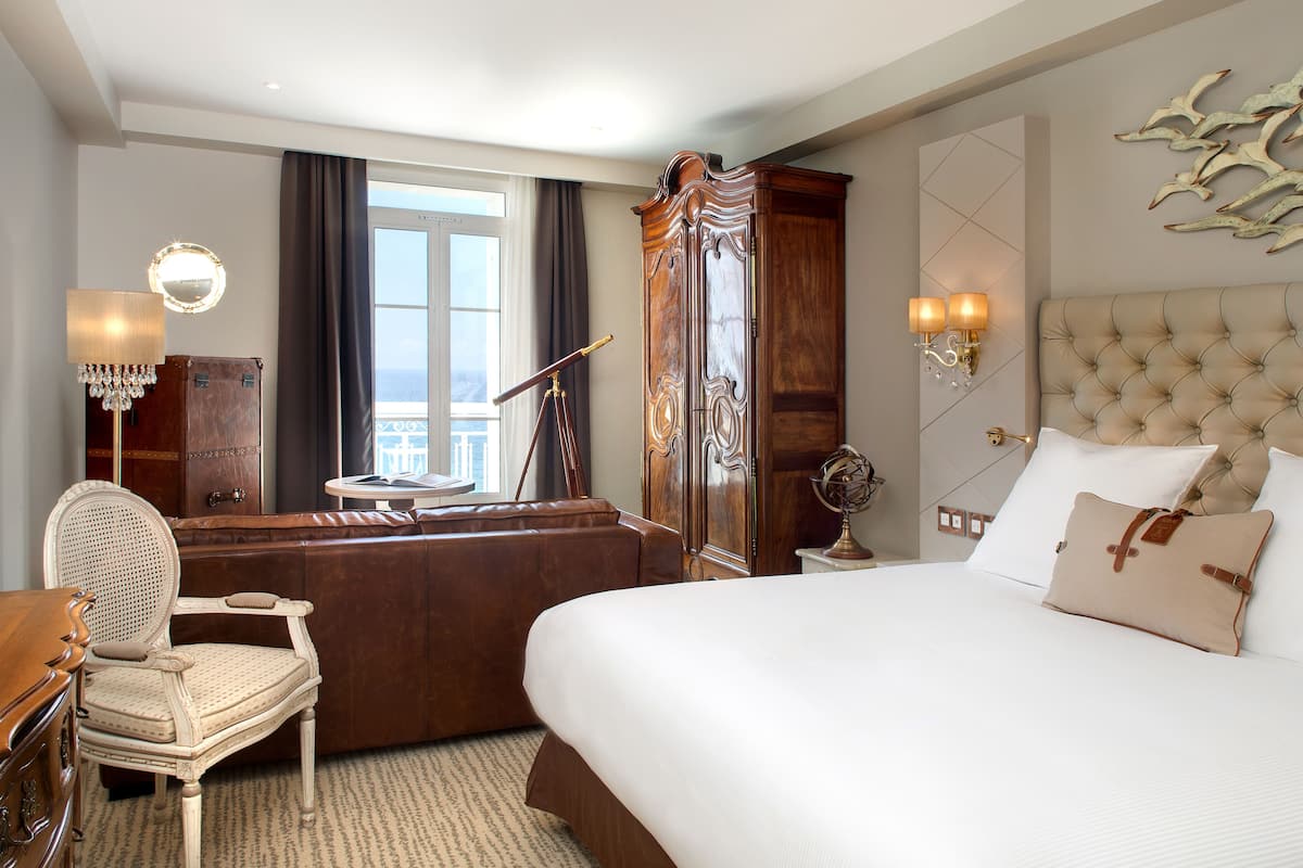 Riviera Suite, Full Sea View | Minibar, in-room safe, blackout drapes, soundproofing
