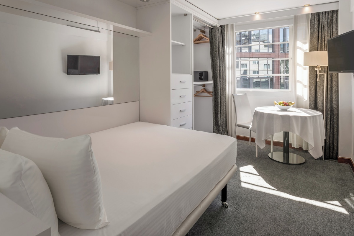 Literie hypoallergénique, minibar, coffres-forts dans les chambres