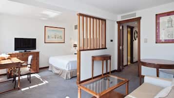 Hypo-allergenic bedding, minibar, in-room safe, desk